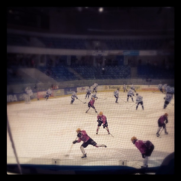 Endlich wieder Eishockey. Größere Angriffszone, neue Regeln, aber die Trikots der Pinguine sind immer noch rosa.